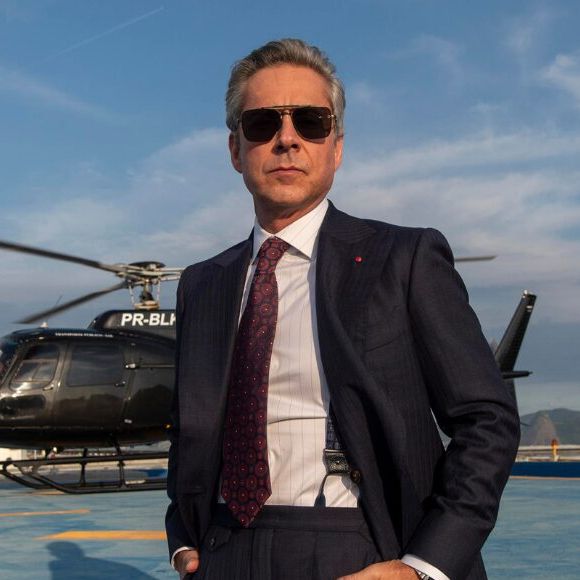 Marco Aurélio (Alexandre Nero) tenta enganar a Polícia Federal na novela 'Vale Tudo'