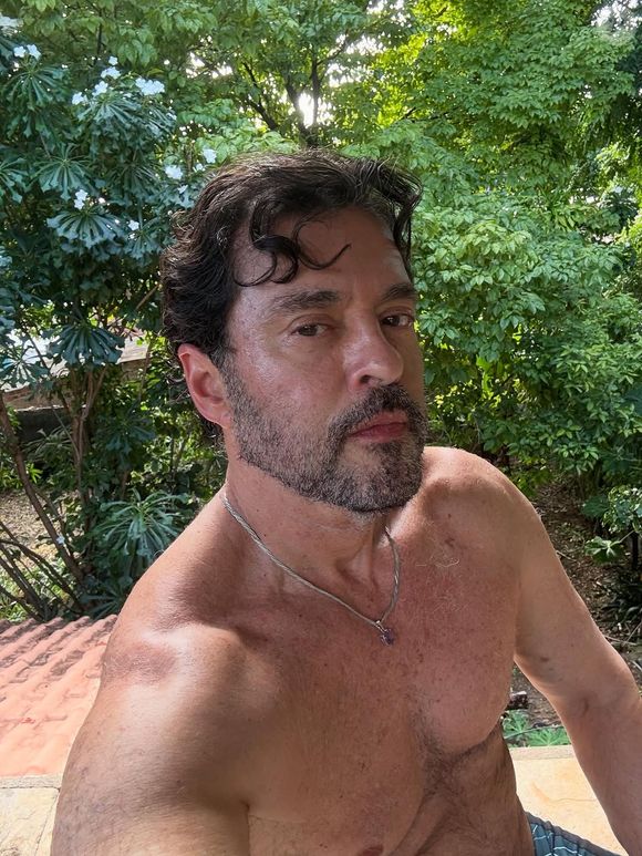 O autor Tiago Santiago corresponde às informações dadas por Leo Dias