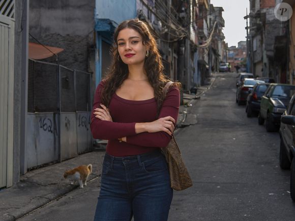 Gerluce (Sophie Charlotte) luta para melhorar a saúda da mãe, Lígia (Dira Paes)