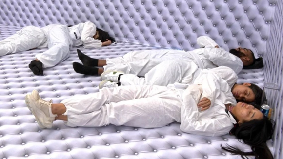 Chamado de 'grande tortura' na Europa, Quarto Branco do 'BBB 26' tem mais duas desistências, uma delas por fome. Saiba quem ainda resiste