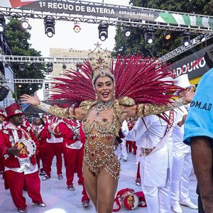 Para o desfile, Juliana Paes apostou em um look da grife italiana Dolce & Gabbana feito sob medida para ela