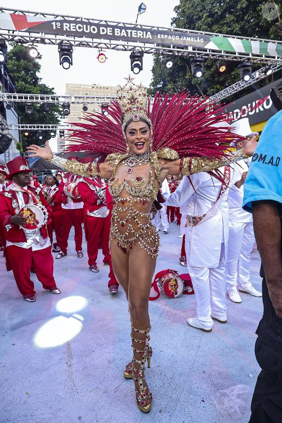Para o desfile, Juliana Paes apostou em um look da grife italiana Dolce & Gabbana feito sob medida para ela