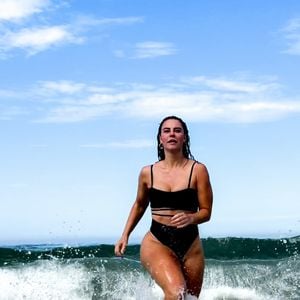 Caminhada na praia: descubra por que a faixa de areia perto do mar é a melhor para a saúde