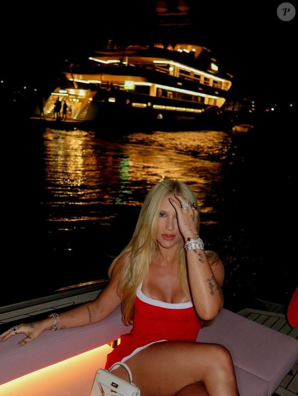 O vestido vermelho chamou atenção, mas foi a Hermès Mini Kelly de Virginia Fonseca que roubou a cena. A bolsa, comprada pela influenciadora em 2024, pode valer mais de R$ 150 mil atualmente