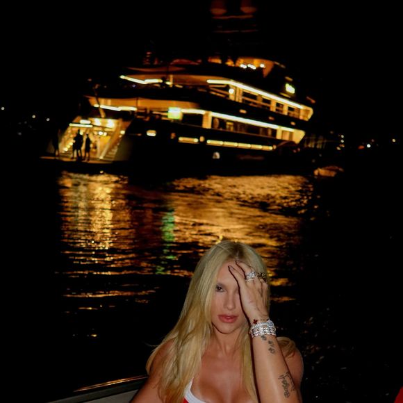 O vestido vermelho chamou atenção, mas foi a Hermès Mini Kelly de Virginia Fonseca que roubou a cena. A bolsa, comprada pela influenciadora em 2024, pode valer mais de R$ 150 mil atualmente