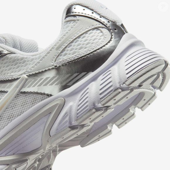 O novo Nike V5 Run conquistou espaço entre os modelos mais desejados do momento graças ao design robusto e sofisticado que ajuda até a rejuvenescer o visual. O prata iluminado cria um efeito moderno que valoriza produções de inverno