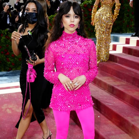 Jenna Ortega chama atenção por rosto diferente