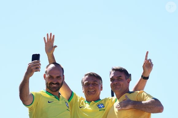 Como Eduardo Bolsonaro se mantém nos Estados Unidos? O ex-deputado federal afirmou que vive de “renda passiva” e mencionou ter recebido R$ 2 milhões de uma campanha feita pelo pai, Jair Bolsonaro. Em uma transmissão ao vivo com Paulo Figueiredo, em 17 de maio, Eduardo falou sobre suas fontes de sustento, mas, segundo o The Intercept Brasil, não detalhou outros possíveis repasses ou explicou como conciliaria os valores com as dificuldades financeiras que relatou