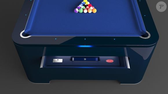 A Bugatti apresentou uma mesa de bilhar de cerca de R$ 1,6 milhão desenvolvida para iates. O modelo utiliza sensores e tecnologia de estabilização para permanecer nivelado mesmo com o balanço das ondas