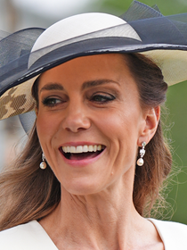 Pérolas de Lady Di e de Rainha Elizabeth II: Kate Middleton faz elegante homenagem póstuma com joias famosas em tradicional evento da Família Real desde 1860