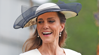 Pérolas de Lady Di e de Rainha Elizabeth II: Kate Middleton faz elegante homenagem póstuma com joias famosas em tradicional evento da Família Real desde 1860