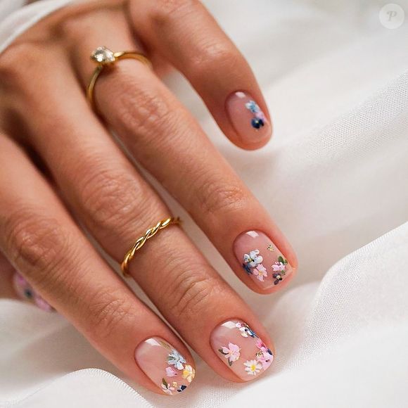 Floral pode deixar suas unhas decoradas clarinhas ainda mais românticas