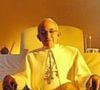 Ator Gustavo Yanniello caracterizado como o pontífice, e foto do Papa Francisco à direita