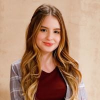 'Ficou idêntica à Maraisa': ex-atriz mirim do SBT, hoje aos 21 anos, Sophia Valverde surpreende por semelhança com a sertaneja no filme biográfico de Marília Mendoça