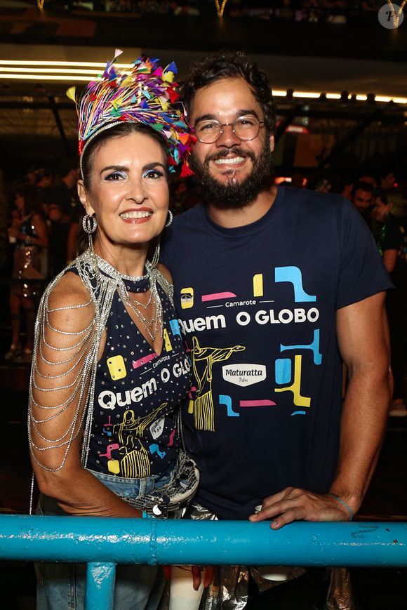 Acompanhada do namorado, Fátima Bernardes posou de abadá e com muitos acessórios na Sapucaí