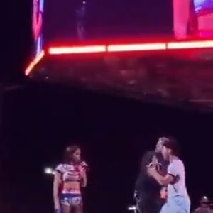 Anitta alertou fã que invadiu seu palco no Maranhão: 'Não sobe sem eu chamar não, gente, viu? Vai tomar um coió!'