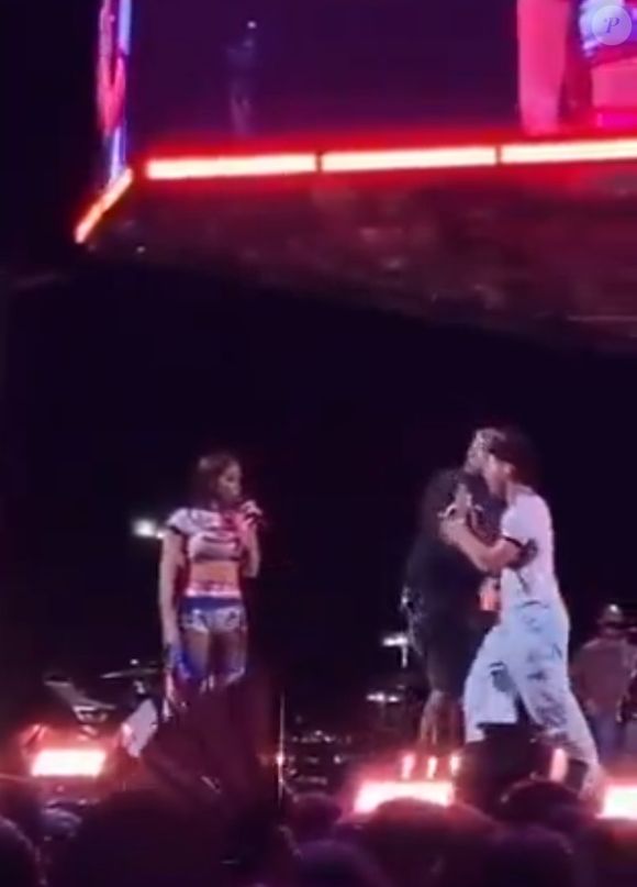 Anitta alertou fã que invadiu seu palco no Maranhão: 'Não sobe sem eu chamar não, gente, viu? Vai tomar um coió!'