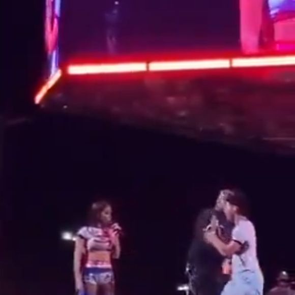 Anitta alertou fã que invadiu seu palco no Maranhão: 'Não sobe sem eu chamar não, gente, viu? Vai tomar um coió!'