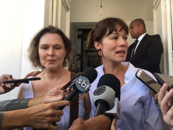 Mariana Ximenes e Louise Cardoso no enterro do ator Caio Junqueira, no cemitério São João Batista, em Botafogo, Zona Sul do Rio de Janeiro