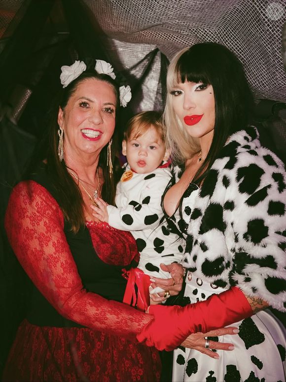 Família reunida: Margareth Serrão prestigia o evento e posa com os netos durante o Halloween de Virginia