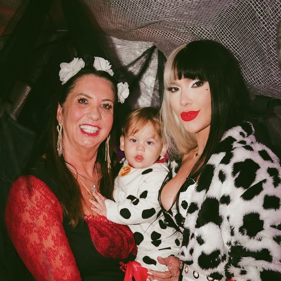 Família reunida: Margareth Serrão prestigia o evento e posa com os netos durante o Halloween de Virginia