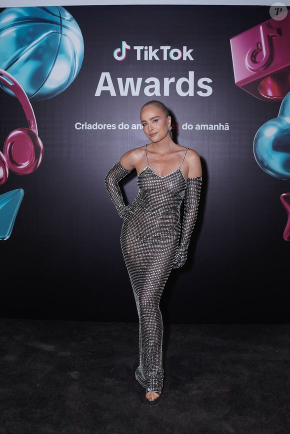 Angélica exibe boa forma aos 51 anos em look transparente para o Tiktok Awards 2024