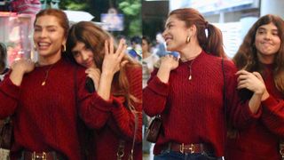 Grazi Massafera e a filha, Sofia, combinam looks para ir ao teatro e posam para fotos com fãs. Veja!