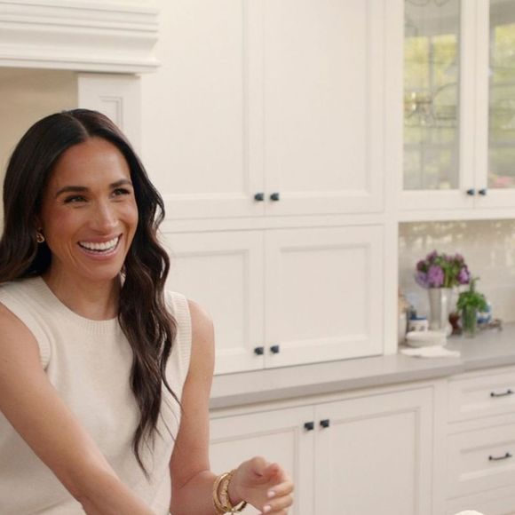 Meghan Markle, apresentadora de série na Netflix, se afastou da Família Real em 2020, junto com seu esposo e os filhos.