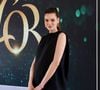 Camila Queiroz surgiu com um look all black em evento na capital carioca
