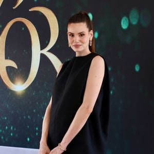 Camila Queiroz surgiu com um look all black em evento na capital carioca