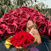 'Eu quero muito te levar para jantar...': após declaração amorosa intensa, Virgínia ganha novo buquê de flores 3 dias depois de terminar com Vini Jr.