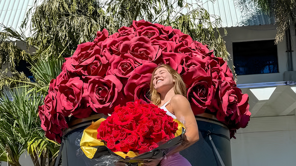 'Eu quero muito te levar para jantar...': após declaração amorosa intensa, Virgínia ganha novo buquê de flores 3 dias depois de terminar com Vini Jr.