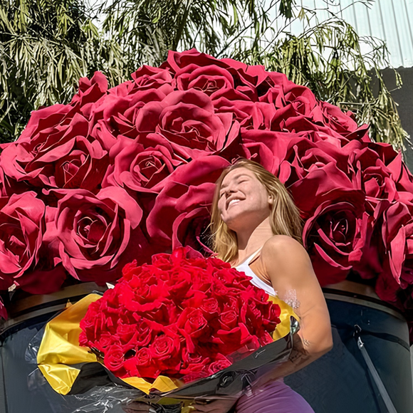 'Eu quero muito te levar para jantar...': após declaração amorosa intensa, Virgínia ganha novo buquê de flores 3 dias depois de terminar com Vini Jr.