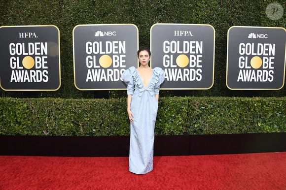 No "Globo de Ouro 2020", a atriz Bel Powley escolheu o vestido azul claro com mangas bem volumosas da grife Miu Miu