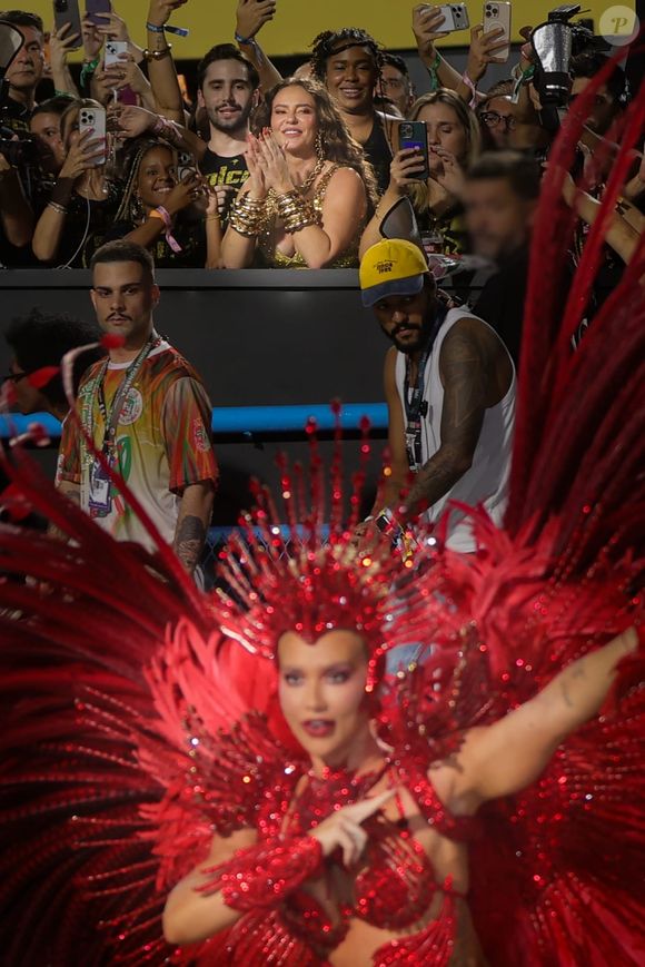 Paolla Oliveira acompanhou a estreia conturbada de Virginia no Carnaval 2026 da Grande Rio