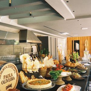 Mesa de aniversário de Paolla Oliveira reúne quitutes e reforça clima intimista da celebração ao lado de amigos e familiares