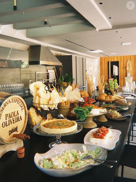 Mesa de aniversário de Paolla Oliveira reúne quitutes e reforça clima intimista da celebração ao lado de amigos e familiares