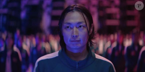 Nam-gyu, o Jogador 124, morreu após Min-su jogar seu crucifixo com drogas no centro da ponte do Pula-corda