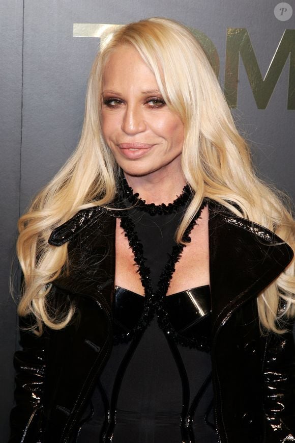 2006: Donatella Versace também pode ter aplicado alguma substância em seus lábios
