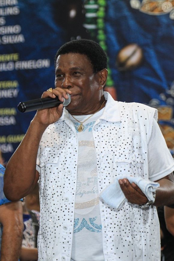 Neguinho da Beija-Flor estreou em 1990 como apresentador de TV conduzindo boletins de carnaval na Manchete