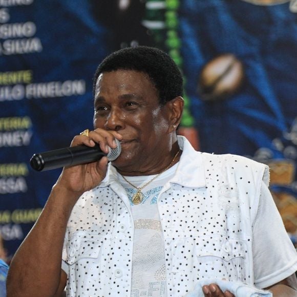 Neguinho da Beija-Flor estreou em 1990 como apresentador de TV conduzindo boletins de carnaval na Manchete