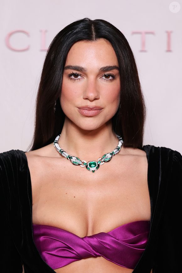 Recém-chegada ao time,  de embaixadores globais da marca, Dua Lipa escolheu para o evento um look Balmain e o colar Serpenti Déco Lumière, com uma esmeralda de 9,11 quilates no centro