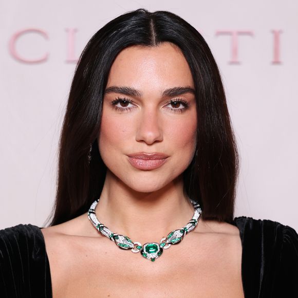 Recém-chegada ao time,  de embaixadores globais da marca, Dua Lipa escolheu para o evento um look Balmain e o colar Serpenti Déco Lumière, com uma esmeralda de 9,11 quilates no centro