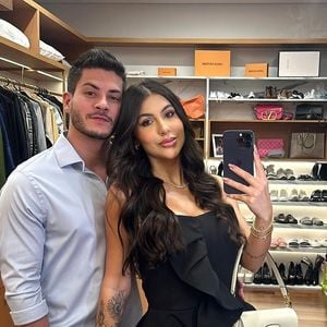 Jheny Santucci apagou posteriormente o comunicado sobre a separação de Arthur Aguiar, publicação que havia sido compartilhada nos Stories nesta segunda-feira (5), conforme informações do veículo Hugo Gloss