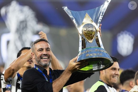 Artur Jorge teria iniciado o relacionamento com Hanna após a conquista da Libertadores pelo Botafogo, segundo bastidores