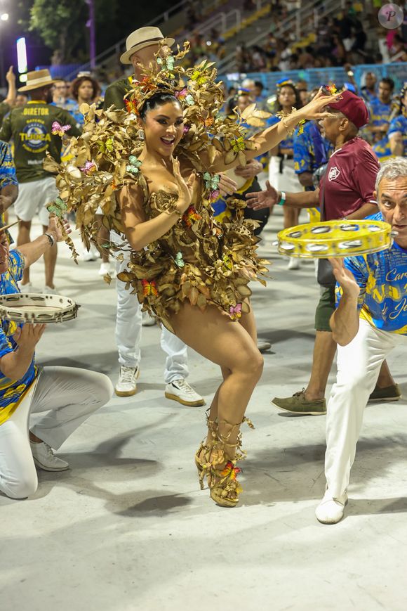 Unidos da Tijuca: a fantasia foi confeccionada a partir de cerca de 200 páginas de livros descartados, usadas inclusive nas unhas postiças. Sim, você leu certo. Uma escolha criativa, simbólica e absolutamente alinhada à homenagem à escritora mineira. Já fez história no ensaio técnico, sem exagero algum