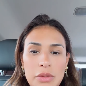 No seu vídeo, Simone Mendes se emocionou ao falar sobre a possibilidade de que poderia estar no meio da situação delicada em Dubai