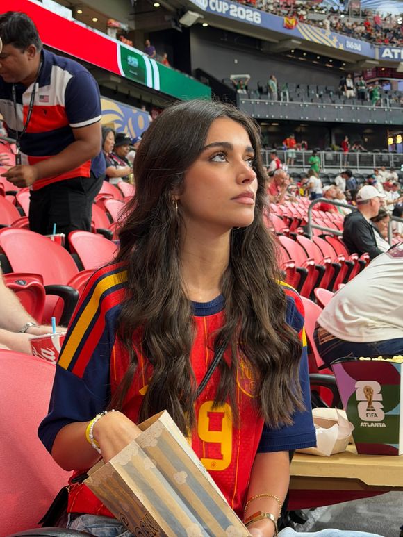 Enquanto Lamine Yamal brilha na Copa do Mundo de 2026, Inés García Santos conquista espaço fora dos gramados com dicas de beleza, moda e um estilo de vida saudável