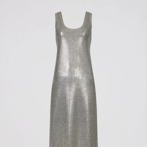 Na nossa linha detetive fashion, encontramos um modelo muito semelhante: vestido confeccionado em malha metálica, shape reto, comprimento midi, decote em U e alças largas
