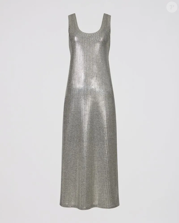 Na nossa linha detetive fashion, encontramos um modelo muito semelhante: vestido confeccionado em malha metálica, shape reto, comprimento midi, decote em U e alças largas